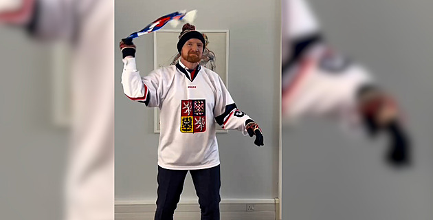 Český dres, britský kulich. Velvyslanec pobavil olympijským videem