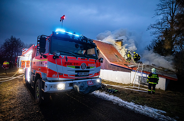 Při požáru chalupy zemřel člověk, zásah hasičům komplikovala zaplněná půda