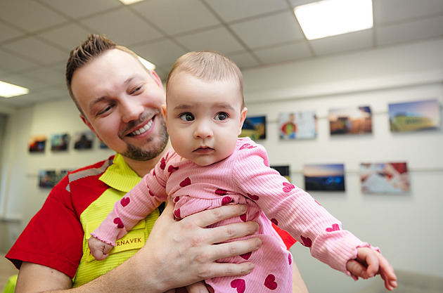 Nastávající matce selhalo srdce, zachránili ji i dítě. Teď Lucinku dojatě chovali
