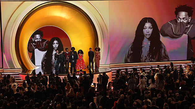 Vy staří bílí muži, vaše jména vidíme u Epsteina, zastal se Billie Eilish její bratr