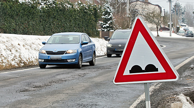 Silnice jsou zase samá díra, skutečný rozsah škod odhalí až jarní obleva