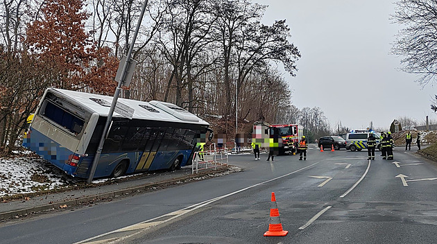 Nezabrzděný autobus ujel řidiči přímo do křižovatky, poškodil značku i zábradlí