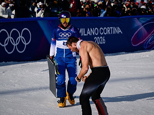 Rakousk� snowboardista Benjamin Karl slav� v c�li paraleln�ho ob��ho slalomu...