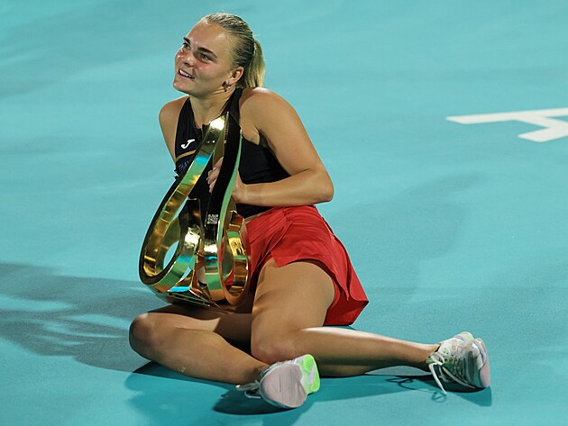 S�ra Bejlek p�zuje s trofej� pro v�t�zku turnaje v Ab� Zab�.