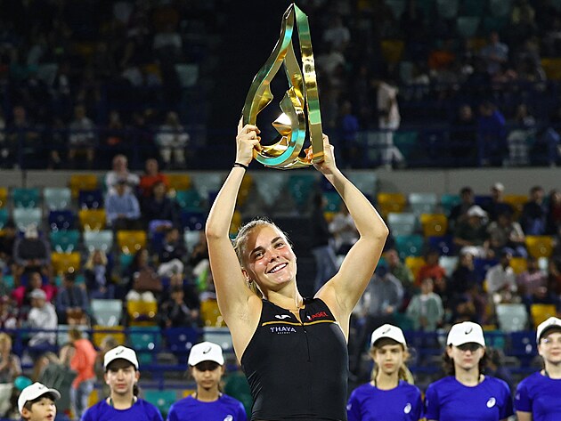 S�ra Bejlek p�zuje s trofej� pro v�t�zku turnaje v Ab� Zab�.