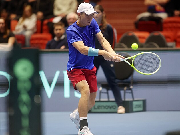 Dalibor Svr�ina hraje bekhend p�i daviscupov�m utk�n� se �v�dskem.