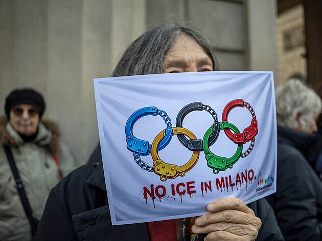 Demonstrace v italsk�m Mil�n� pot�, co bylo potvrzeno, �e pracovn�ci americk�...