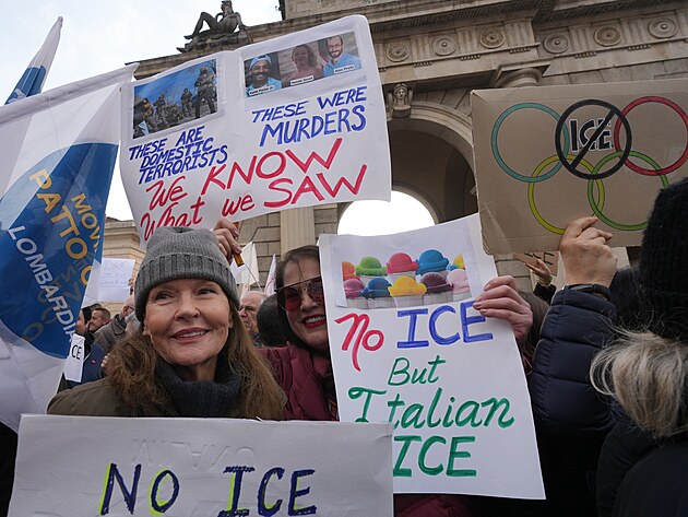 Demonstrace v italsk�m Mil�n� pot�, co bylo potvrzeno, �e pracovn�ci americk�...