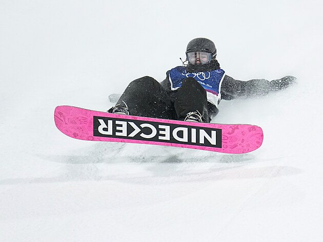 Perwakilan Ceko Laura Zvesk terjatuh saat kualifikasi EN di snowboarding...