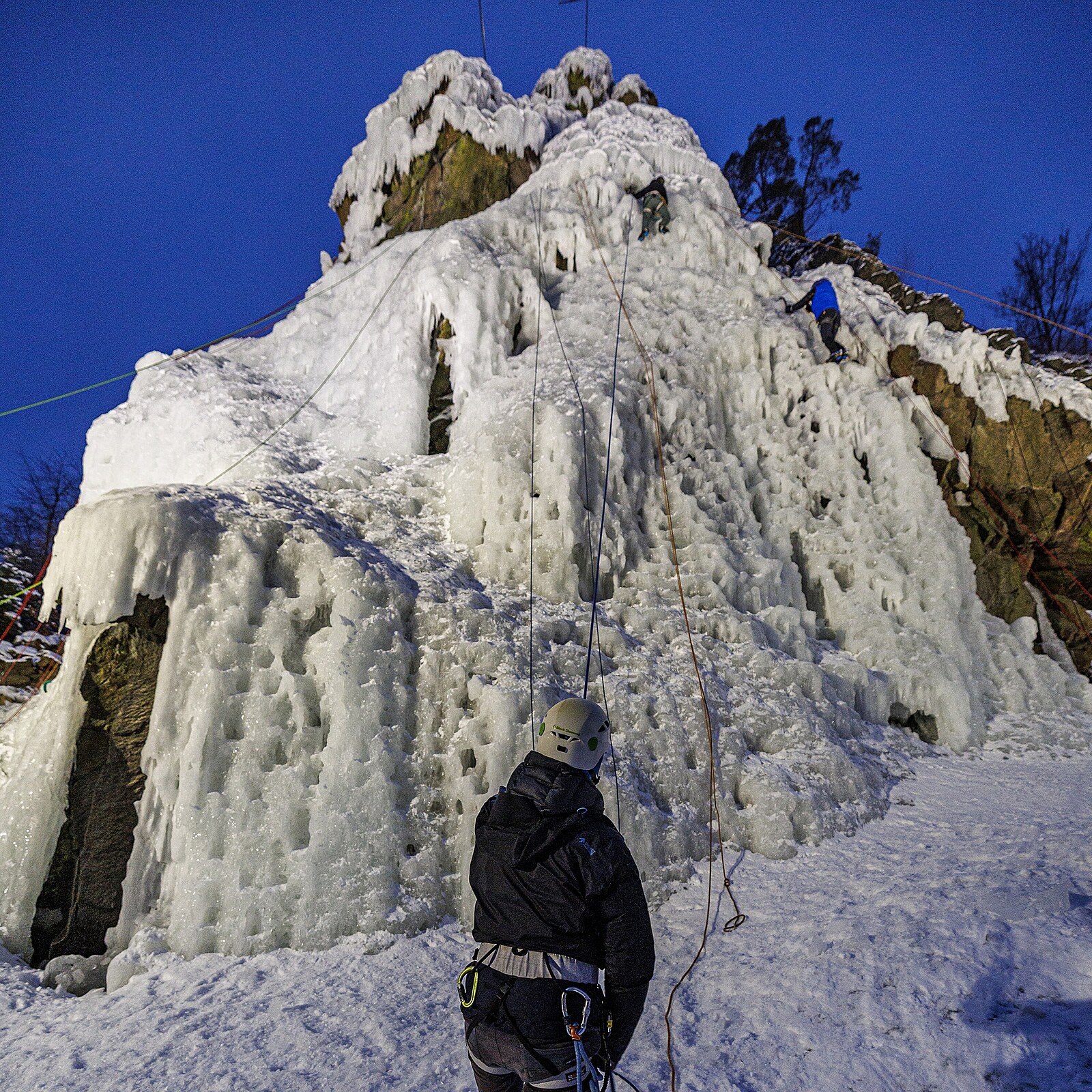 OBRAZEM: Když mrazivé počasí těší. Nadšenci řádí na obrovské ledové stěně ve Víru