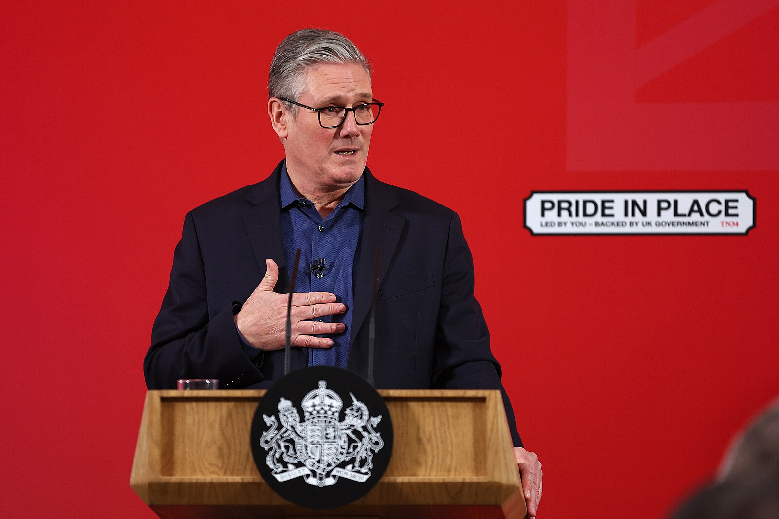 Britský stín Jeffreyho Epsteina. Půda pod Starmerovýma nohama se otřásá