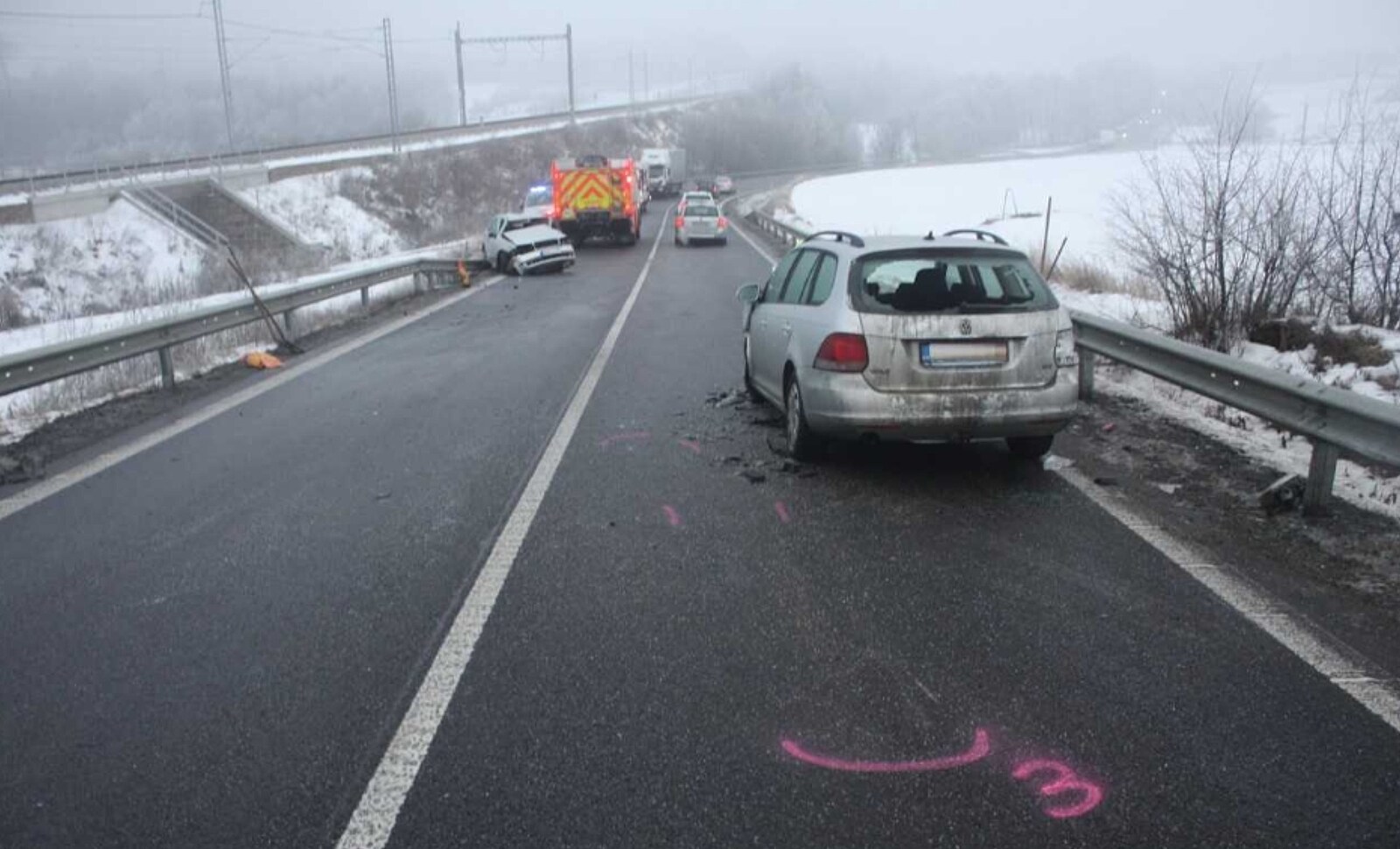 Tragická nehoda na Žďársku. Řidič v nemocnici zemřel, policie hledá svědky