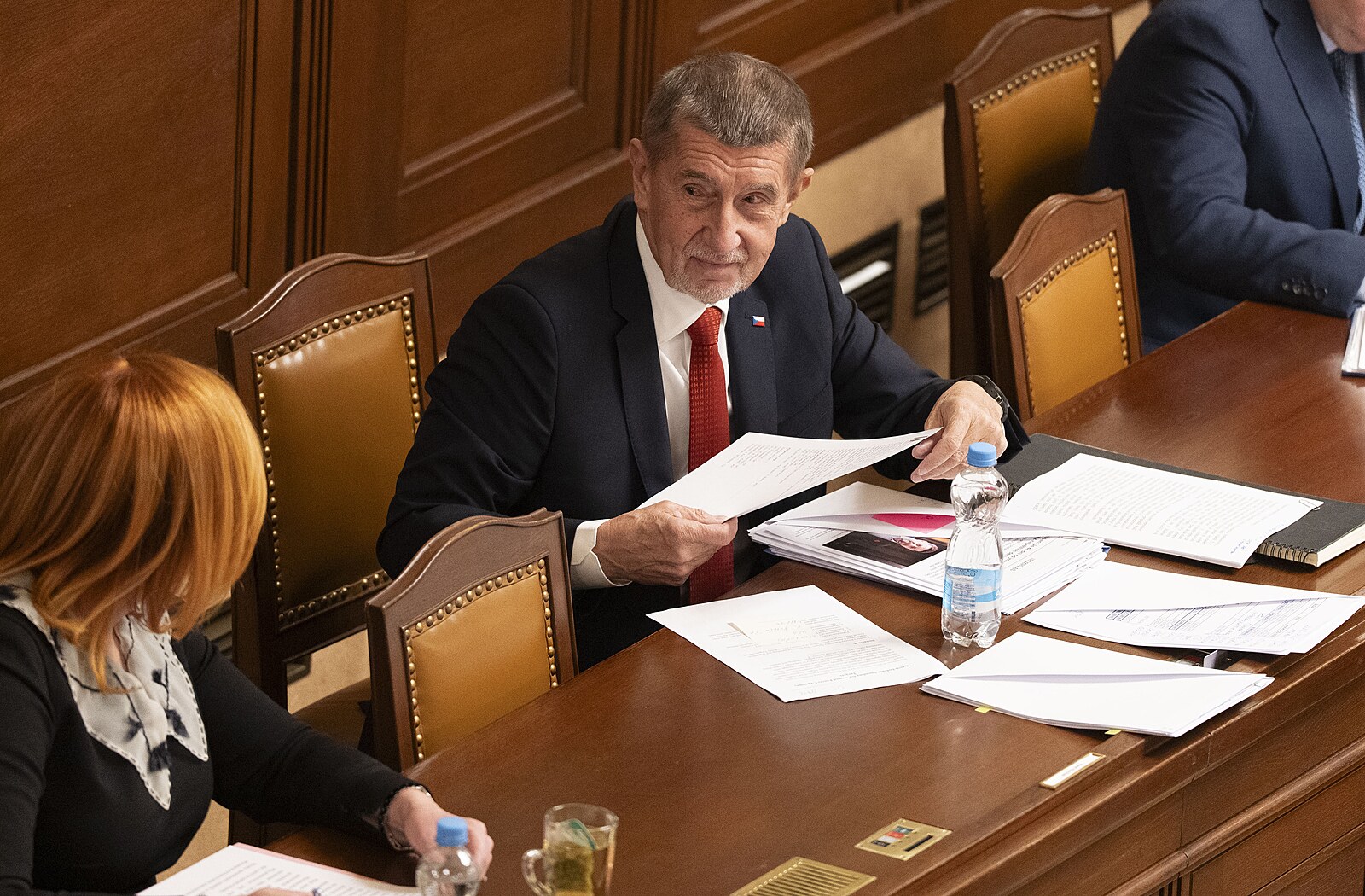 Poslanci budou hlasovat o nedůvěře vládě. Opozice kritizuje Macinku i Babiše