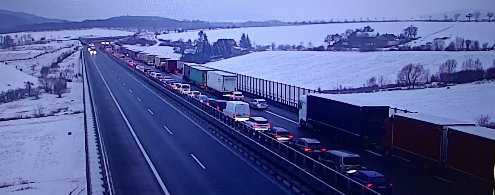 Dálnici D8 u Ústí zastavila ráno série nehod na ledovce, už je průjezdná