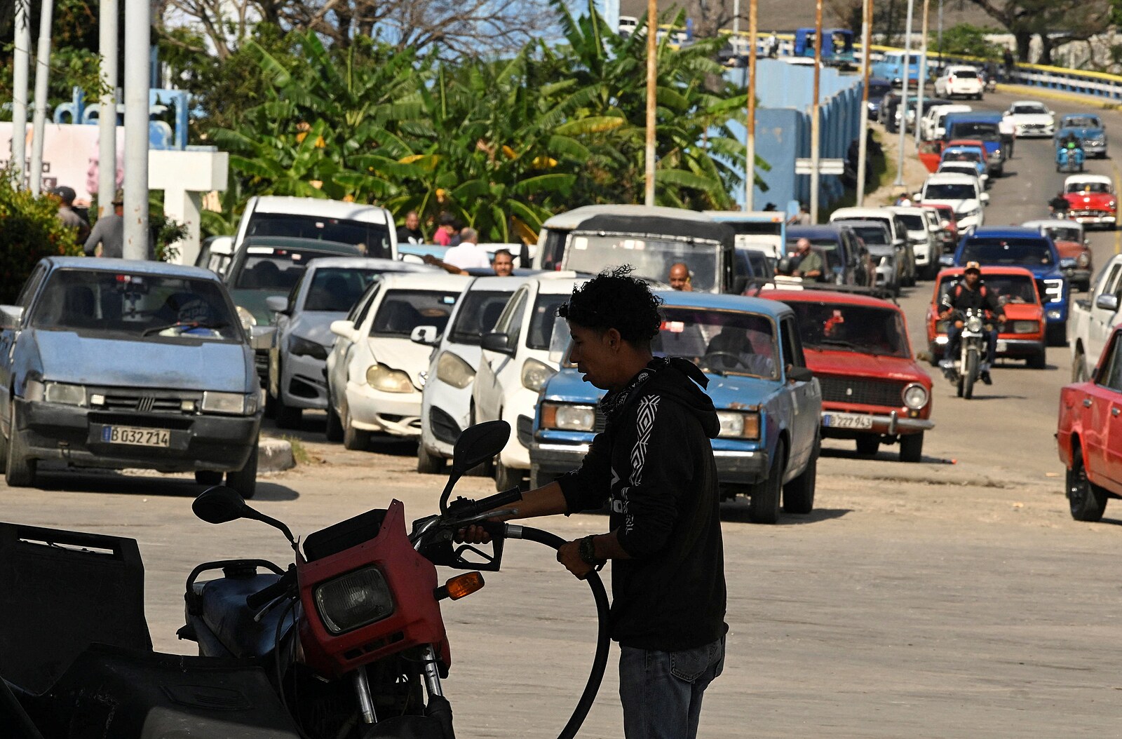 Kuba kvůli nedostatku ropy zastavuje dodávky leteckého paliva pro civilní lety