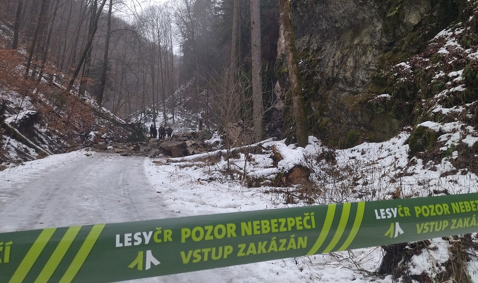 Cestu mezi Macochou a Punkevními jeskyněmi zavalila skála, může spadnout další