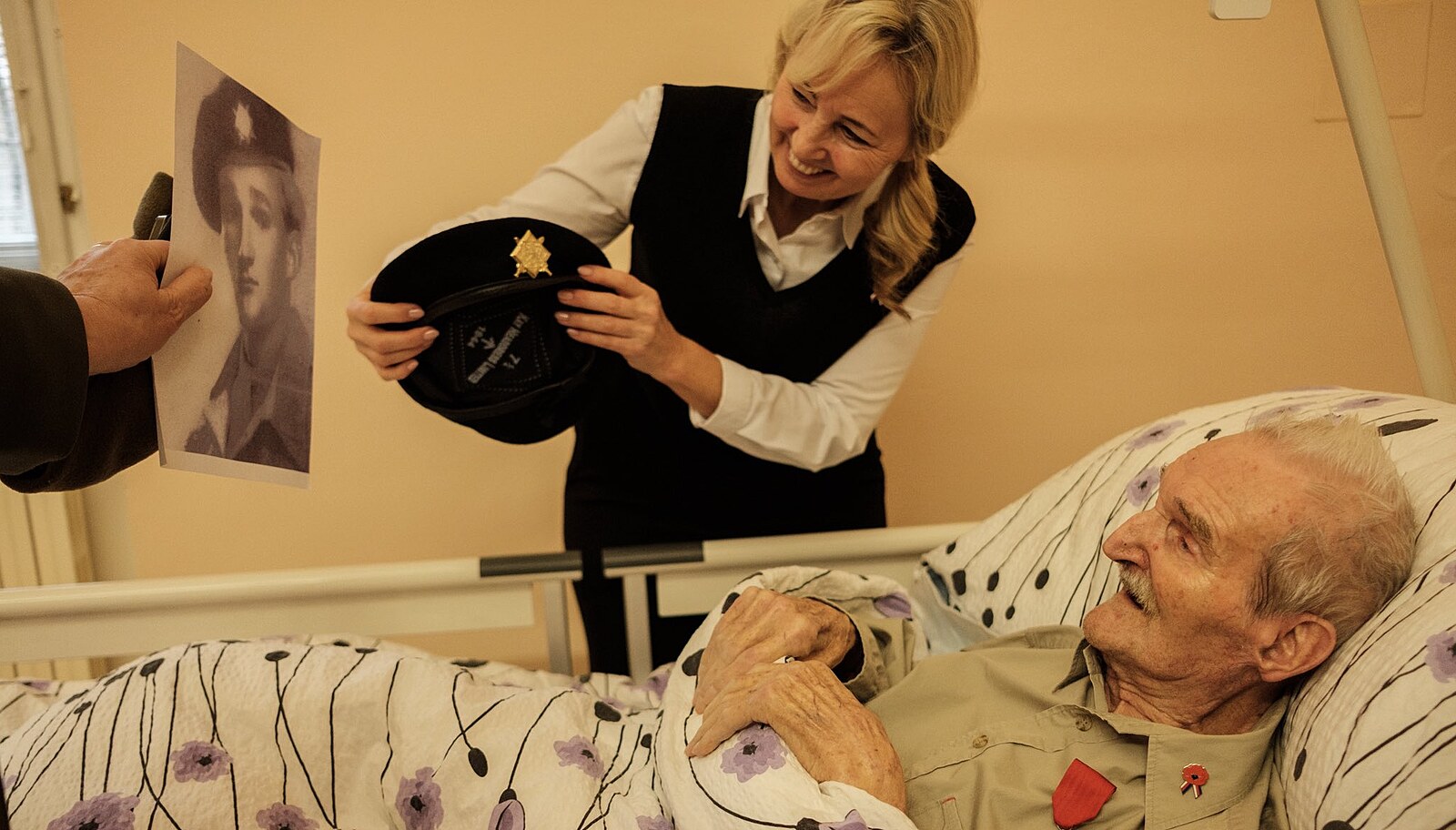 Zažil obě strany fronty, 99letý český veterán z Dunkerku dostal rytířský řád