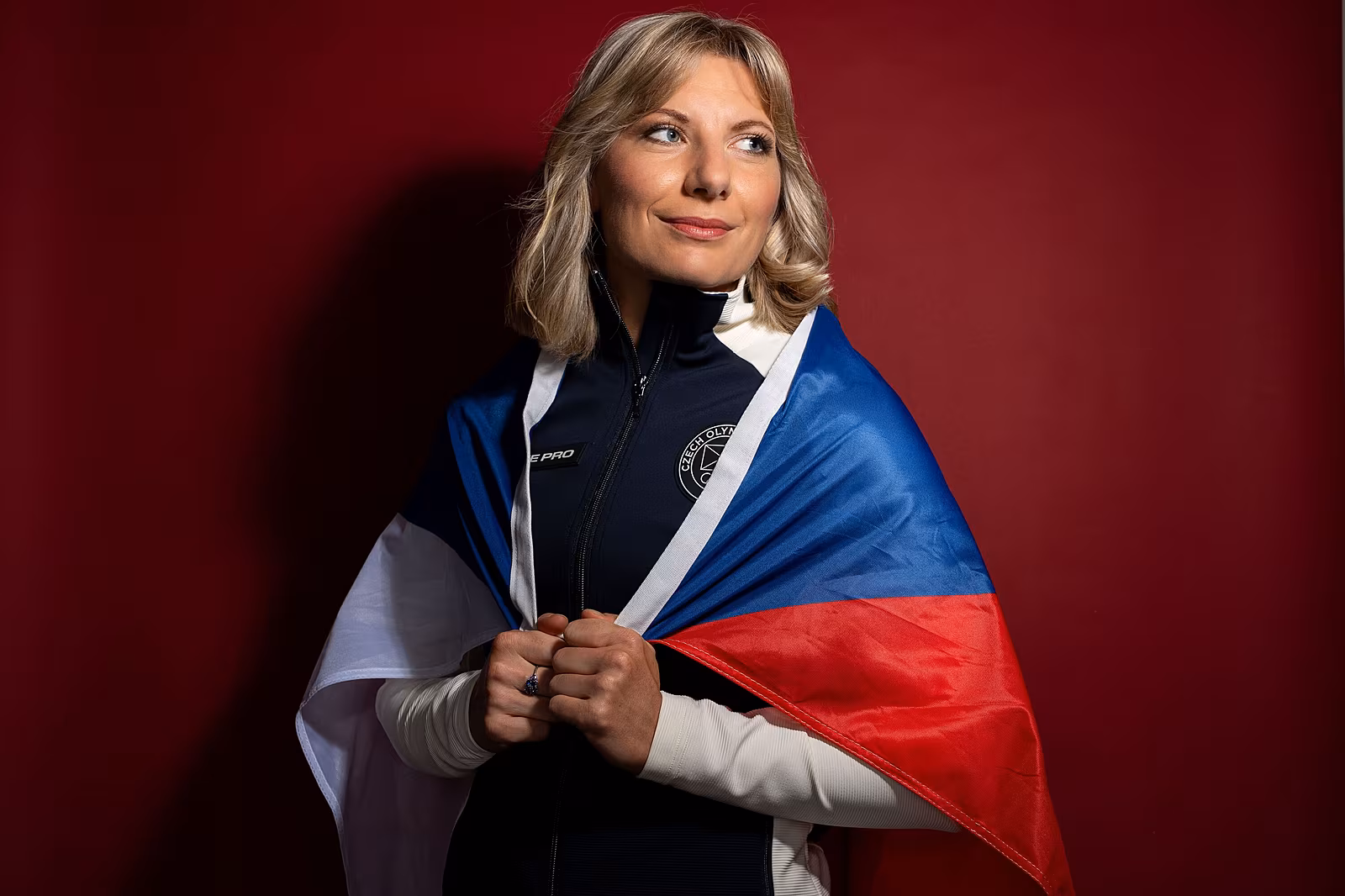 Lucie Charv�tov� p�zuje s �eskou vlajkou.