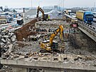 Stavba�i �ile pracuj� na p�estavb� d�lni�n� k�i�ovatky a roz���en� D1 na jihu...