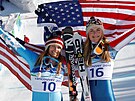 Lindsey Vonnová (vpravo) slaví olympijské zlato ve Vancouveru 2010.