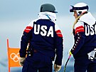 Lindsey Vonnová p�i inspekci trat� p�ed tréninkem na olympijský sjezd. (6....