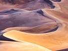 Nezapomenutelný východ slunce v národním parku Great Sand Dunes v Coloradu v...