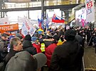 Stovky odborá�� se se�ly v Ostrav� na mítinku na podporu evropského pr�myslu....