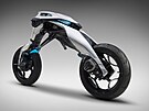 Yamaha p�ekro�ila hranice klasického motocyklu: absence �ídítek, sedla �i...