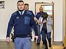 Ob�alovaná Klára �t�pánková p�ichází v doprovodu strá�e do soudní sín�...