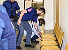 Ob�alovaná Klára �t�pánková p�ichází v doprovodu strá�e do soudní sín�...