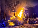 Zaparkovan� lesn� stroj z dosud nezn�m�ho d�vodu zachv�tily plameny. (1. �nora...