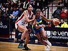 Valeriane Ayayiová z USK Praha se probíjí pod ko� Carola.