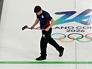 Curler Vít Chabi�ovský  v souboji s Estonskem. (9. února 2026)