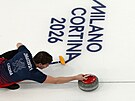 Curler Vít Chabi�ovský  v souboji s Estonskem. (9. února 2026)