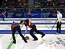 Curle�i Vít Chabi�ovský a Julie Zelingrová v souboji s Estonskem. (9. února...