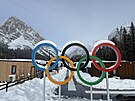 Záti�í s p�ti kruhy v olympijské vesnici v Cortin�.