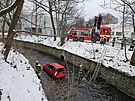 Auto skon�ilo v koryt� �eky Nisy v Liberci.