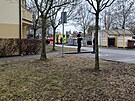 Slo�ky IZS zasahuj� u bytov�ho domu s ordinac� v Plavsk� ulici v �esk�ch...