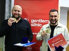Filip T�k� (v b�l�m) a Stanislav �lesinger obdr�eli titul Gentleman silnic za...
