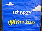 Ulice Vysok�ho M�ta zaplavily plak�ty, kter� maj� skrze zn�m� zna�ky...
