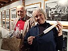 Symbolický klí� od chebské galerie G4 p�evzala od jejího zakladatele Zby�ka...