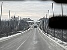 Silnice v Záporo�ské oblasti chrán�ná sítí proti ruským FPV dron�m (3. února...
