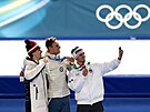 Zlatý medailista Sander Eitrem z Norska slaví na stupních vít�z� se st�íbrným...