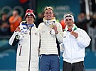 Zlatý medailista Sander Eitrem z Norska slaví na stupních vít�z� se st�íbrným...