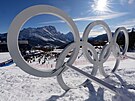 Olympijské kruhy u sjezdovky v Cortin�.