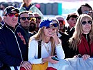 Zdrcení ameri�tí fanou�ci sledují, jestli je Lindsey Vonnová po pádu v po�ádku.