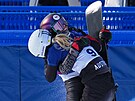 Zlat� snowboardistka Zuzana Mad�rov� p�ij�m� gratulace od Raku�anky Sabine...
