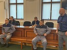 Na lavici ob�alovan�ch usedli dva v�zni, M�rio S. a V�clav N. (zleva). St�tn�...