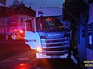 Kamion najel ve Stod� na Plze�sku do domu. �idi�e se z�ejm� b�hem j�zdy ud�lalo...