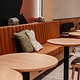 Nov� otev�r� kav�rnu v presti�n�ch prostor�ch pal�ce Savarin v centru Prahy